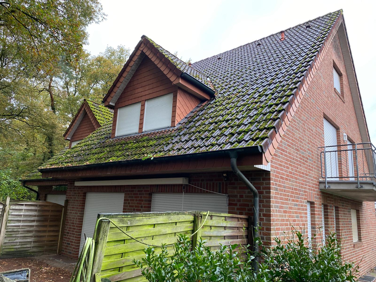 Verschmutztes Dach in Hoogstede vor der Reinigung